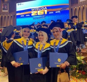 Lulus dari Fakultas Keperawatan UNAIR, Nadia Putri Salsabila Raih Momen Membanggakan