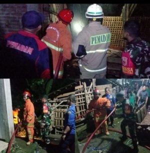 Aksi Cepat Babinsa dan Damkar Padamkan Kebakaran Kandang di Trenggalek