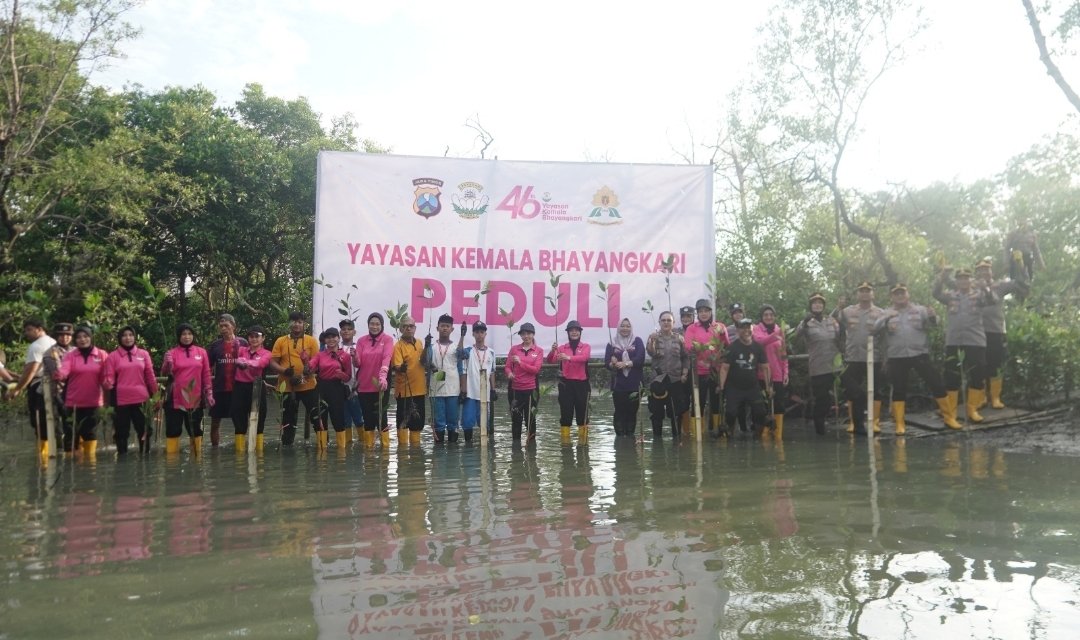 Sambut HUT ke-46, YKB Tanjung Perak Tanam Mangrove dan Gelar Baksos di Kalianak