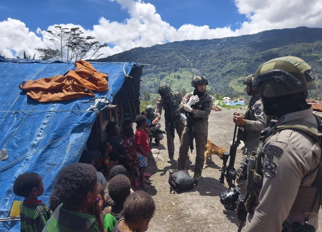 Satgas Damai Cartenz Laksanakan Patroli dan Layanan Kesehatan di Pengungsian Gigobak Sinak, Wujud Nyata Kepedulian kepada Warga