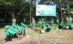 Persit KCK Koorcab Rem 081 Tanam Ratusan Pohon Produktif di Kawasan Gunung Kendil