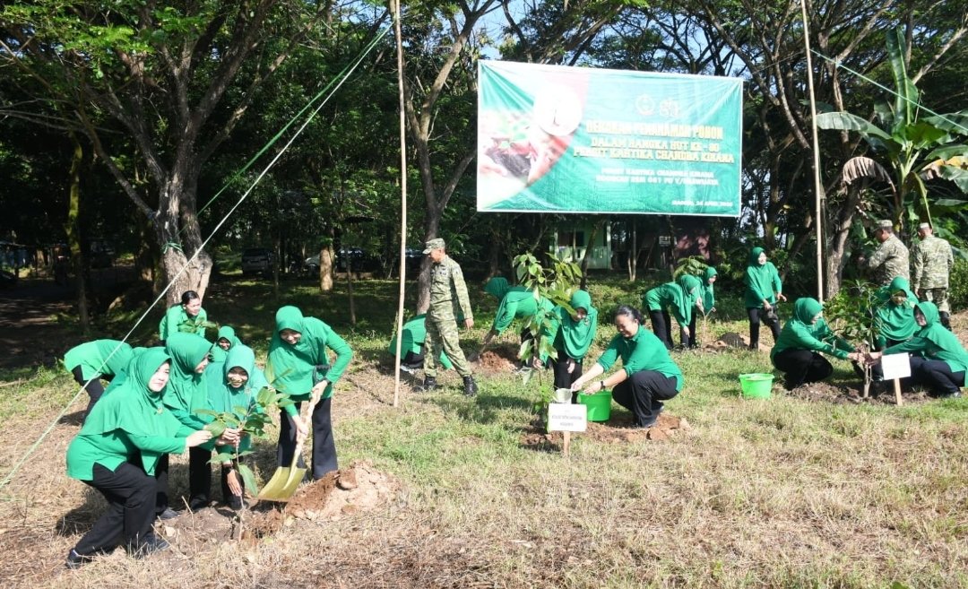 Persit KCK Koorcab Rem 081 Tanam Ratusan Pohon Produktif di Kawasan Gunung Kendil