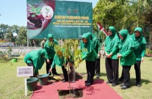 Ketua Persit KCK PD V Brawijaya Ibu Vira Rudy Saladin Hadiri Penutupan Dikmaba TNI AD 2026 di Jember