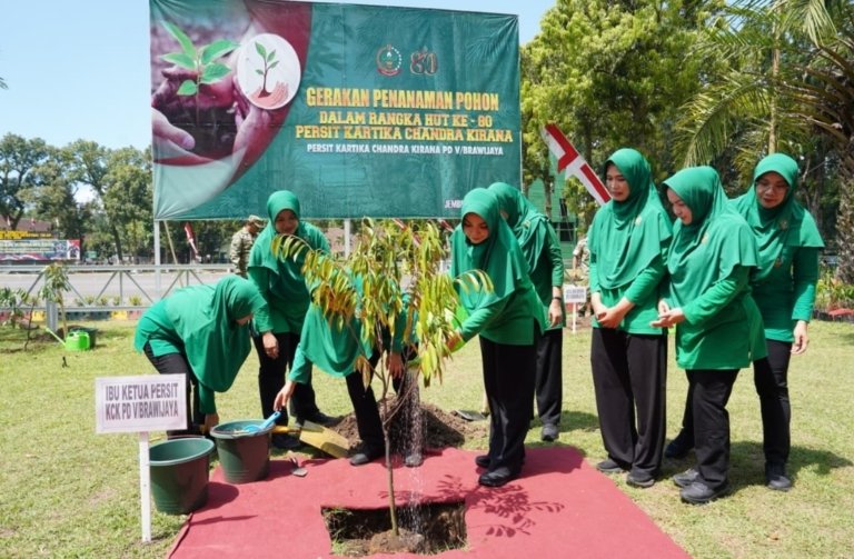 Ketua Persit KCK PD V Brawijaya Ibu Vira Rudy Saladin Hadiri Penutupan Dikmaba TNI AD 2026 di Jember