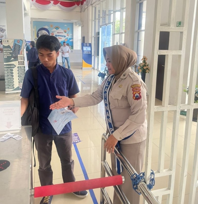 AKP Tri Arda Meidiansyah, S.TR.K, Sik : Pentingnya Budaya 3S dan Pengenal Selempang Pelayanan di Satpas SIM Colombo