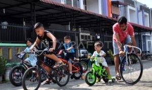 aktivitas bermain di halaman rumah ozay dom