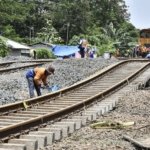 antarafoto perbaikan rel kereta terdampak banjir 220221 fm 5 1