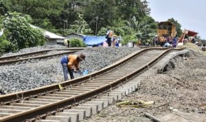 antarafoto perbaikan rel kereta terdampak banjir 220221 fm 5 1