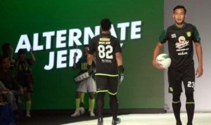 bek persebaya surabaya hansamu yama saat peluncuran jersey baru bajul ijo