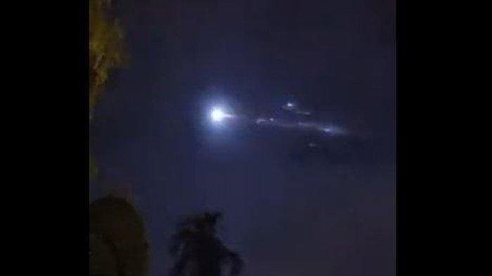 Fenomena Langit Malam di Lampung: Benda Bercahaya yang Menarik Perhatian Masyarakat 1 Fenomena Langit Malam di Lampung: Benda Bercahaya yang Menarik Perhatian Masyarakat