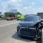 kecelakaan lalu lintas di tol jakarta merak 2 mobil ringsek 07042025 154837