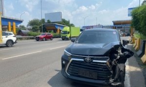 kecelakaan lalu lintas di tol jakarta merak 2 mobil ringsek 07042025 154837