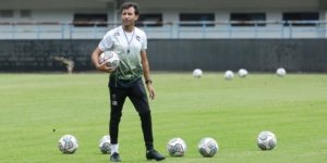 Kondisi Persaingan Liga 1: Pelatih Persebaya Soroti Kesempatan Juara yang Lebih Besar untuk Persib dan Borneo FC