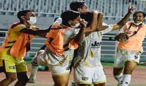 para pemain dewa united berselebrasi usai mencetak gol ke gawang psim di liga 2 indonesia