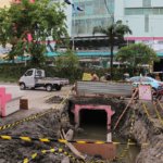 pengerjaan proyek saluran air di jalan dupak surabaya fot wybh