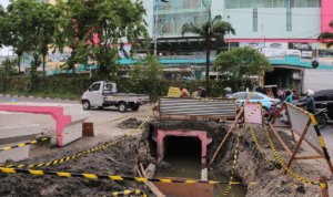 pengerjaan proyek saluran air di jalan dupak surabaya fot wybh