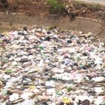 sampah-menumpuk-di-pintu-saluran-air-mrk8-dom.jpg Banjir ,Surabaya, Sampah