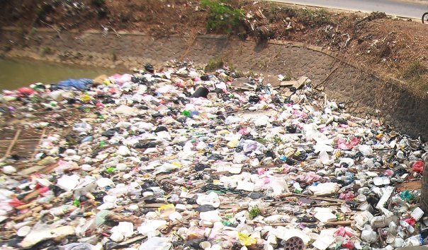 Masalah Banjir di Surabaya: Sampah sebagai Penyebab Utama yang Terabaikan 1 Banjir ,Surabaya, Sampah