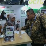 seorang pengunjung festival apindo umkm merdeka di grand indonesia jakarta senin 3172023 tampak mempelajari berbagai program y 2 169