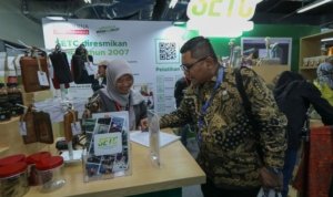 seorang pengunjung festival apindo umkm merdeka di grand indonesia jakarta senin 3172023 tampak mempelajari berbagai program y 2 169