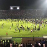 suporter masuk ke lapangan setelah laga arema fc vs persebay owpb
