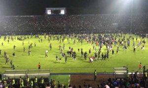 suporter masuk ke lapangan setelah laga arema fc vs persebay owpb