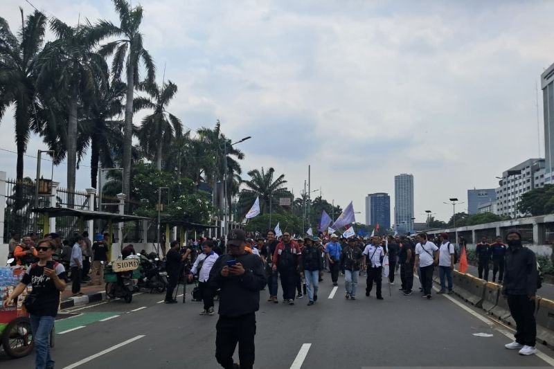 Kondisi Buruh di Tengah Demo Besar-Besaran Jakarta dan Surabaya