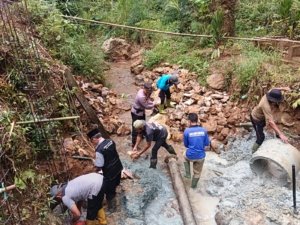 Sinergi untuk Negeri, Polres Trenggalek Bersama Warga Bangun Jembatan Merah Putih Presisi