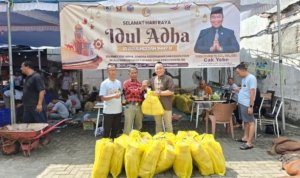 Ketua Komisi A DPRD Surabaya Yona Bagus Widyatmoko Tebar 21 Sapi dan 20 Kambing Kurban untuk Warga