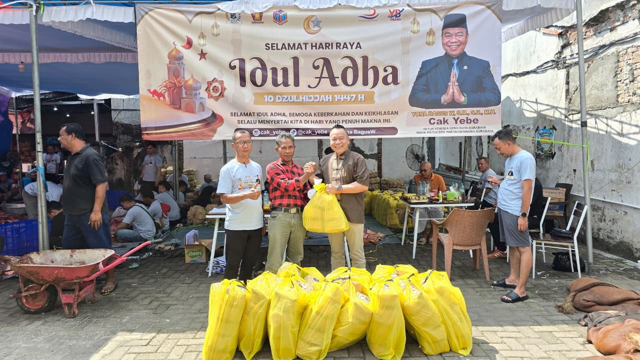 Ketua Komisi A DPRD Surabaya Cak YeBe Tebar 21 Sapi dan 20 Kambing Kurban untuk Warga 1 Ketua Komisi A DPRD Surabaya Yona Bagus Widyatmoko Tebar 21 Sapi dan 20 Kambing Kurban untuk Warga