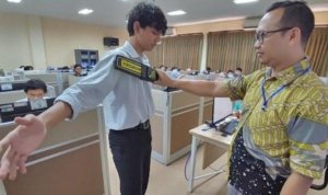 Pengawas UPNV Jatim saat melakukan body check