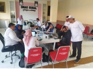 Dinsos surabaya membantu pendampingan lks sesurabaya untuk pendaftaran Akreditasi baru bersama sama tempat di aula ktr dinsos surabaya