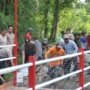 Polres Blitar Kota bersama Warga Bangun Jembatan Merah Putih Presisi Penggerak Ekonomi Desa
