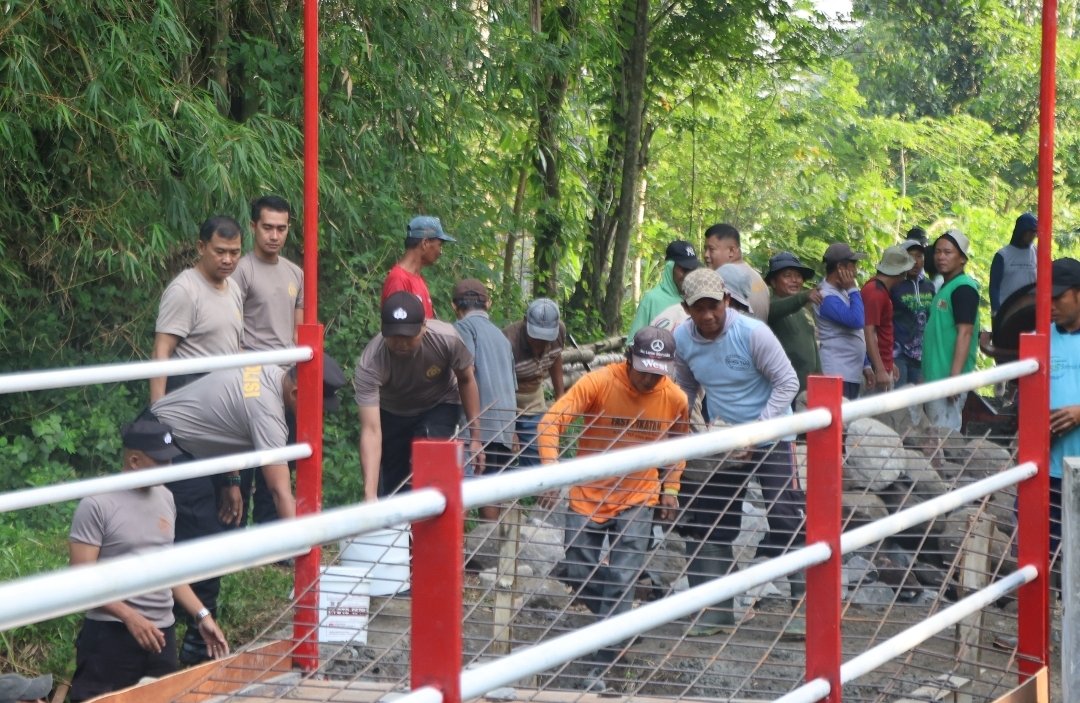 Polres Blitar Kota bersama Warga Bangun Jembatan Merah Putih Presisi Penggerak Ekonomi Desa
