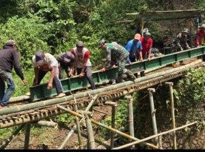 TNI dan Warga Pasang Girder WF Jembatan Garuda di Desa Samar