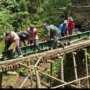 TNI dan Warga Pasang Girder WF Jembatan Garuda di Desa Samar