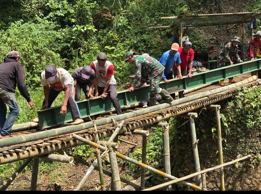 TNI dan Warga Pasang Girder WF Jembatan Garuda di Desa Samar