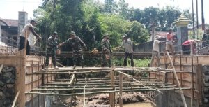 TNI dan Warga Bersatu, Jembatan Klampok 1 Terus Dibangun