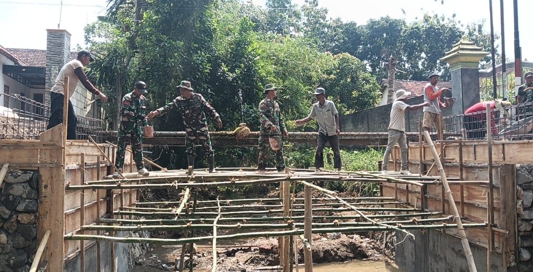 TNI dan Warga Bersatu, Jembatan Klampok 1 Terus Dibangun
