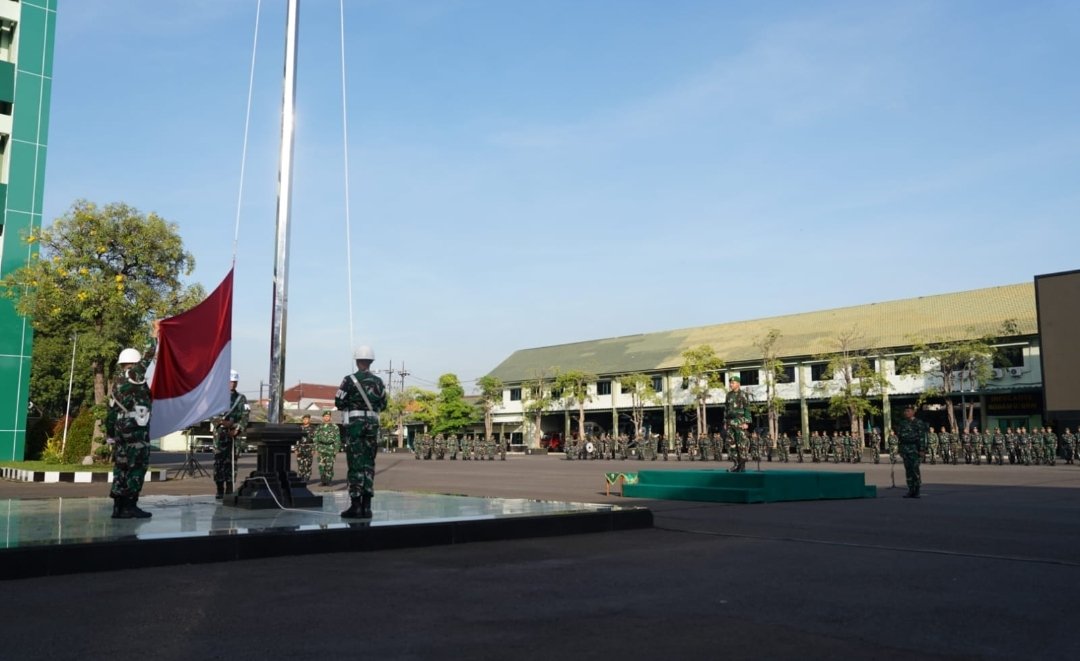 Upacara Bendera Mingguan Makodam V/Brawijaya Perkuat Nasionalisme Prajurit dan Profesionalisme Pengabdian Negara
