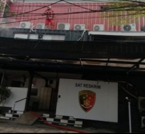 Gedung Polres KP3 Tanjung Perak Dipenuhi Asap, Petugas Cepat Cegah Api Meluas