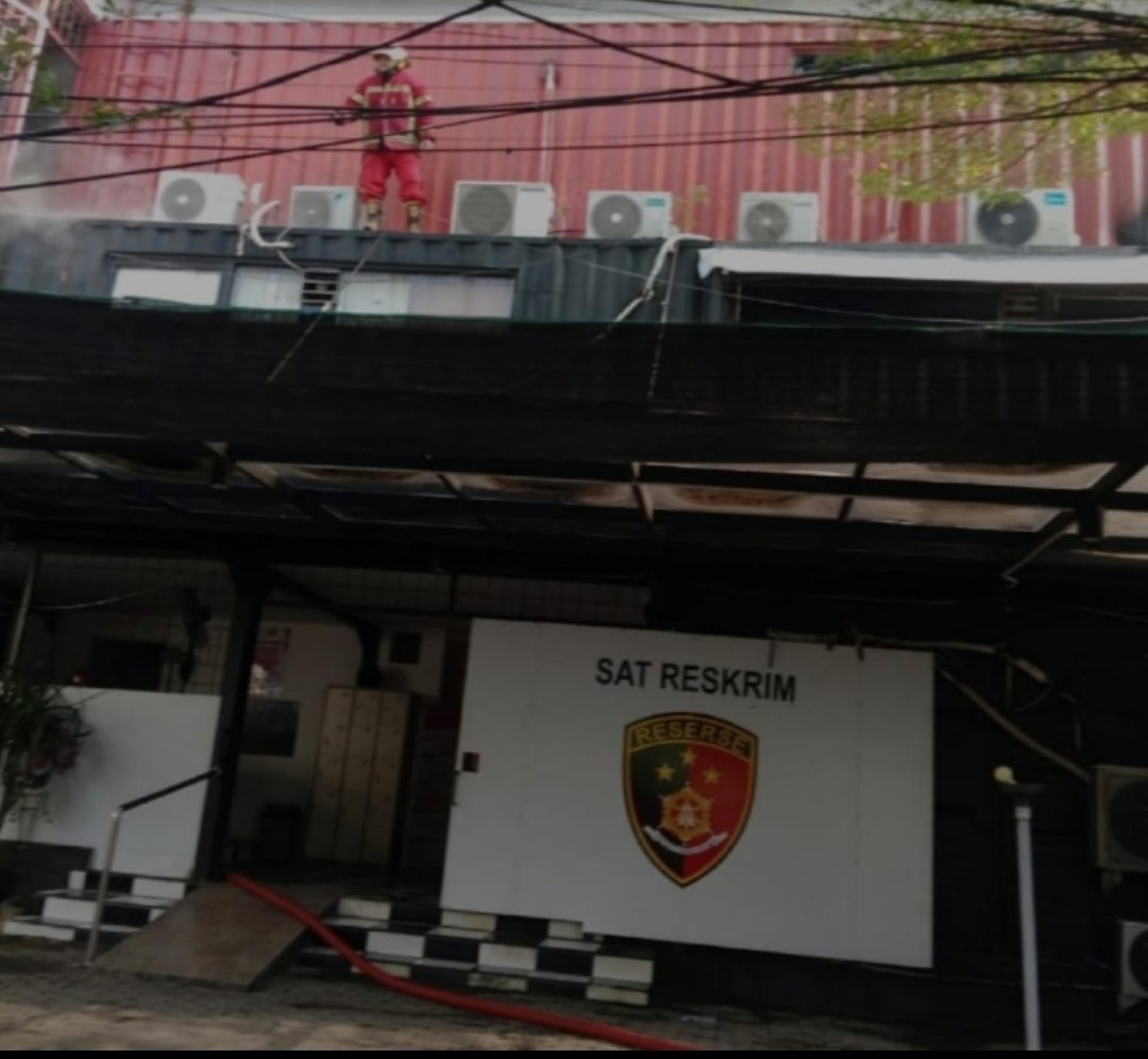 Gedung Polres KP3 Tanjung Perak Dipenuhi Asap, Petugas Cepat Cegah Api Meluas