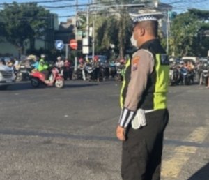 Polri Presisi Hadir di Kedung Cowek, Polsek Tambaksari Perkuat Pengamanan Sore Hari