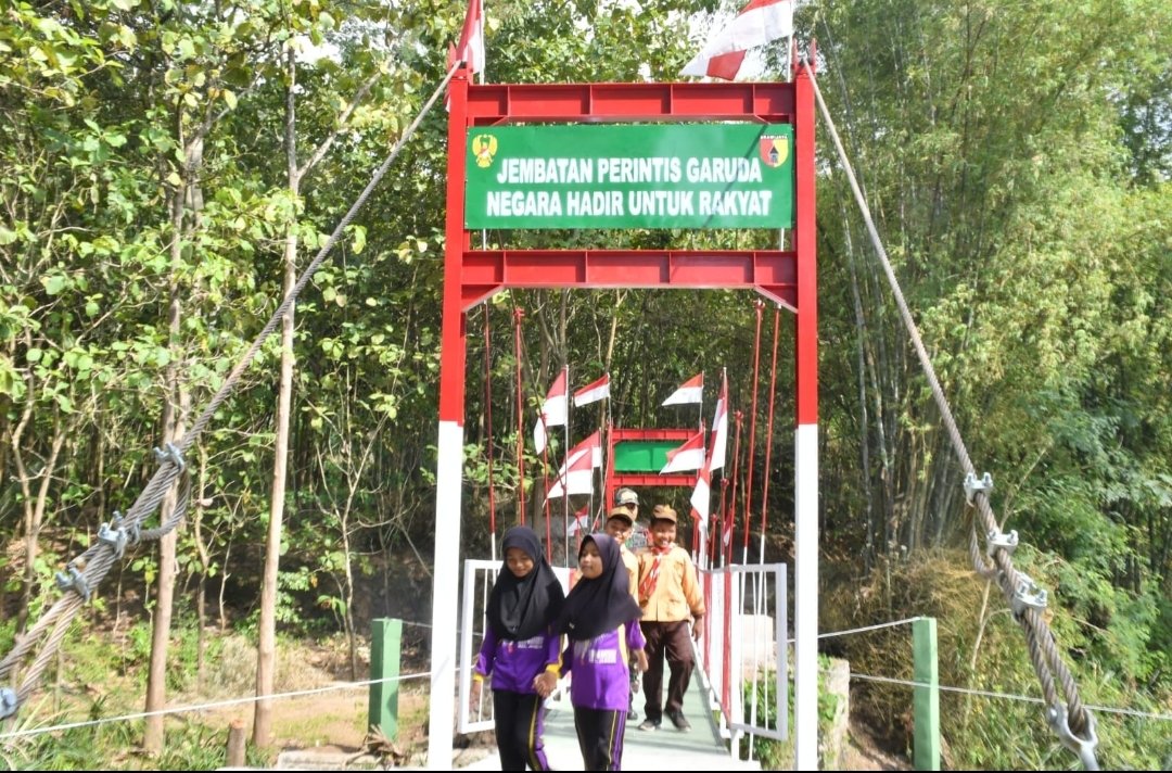 Tiga Jembatan Garuda Dibangun, Warga Ponorogo Kini Tak Lagi Menantang Arus Sungai
