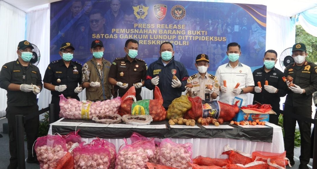 Bareskrim Polri Musnahkan Ribuan Kilogram Bawang Impor Ilegal dari Jalur Tikus Perbatasan Malaysia