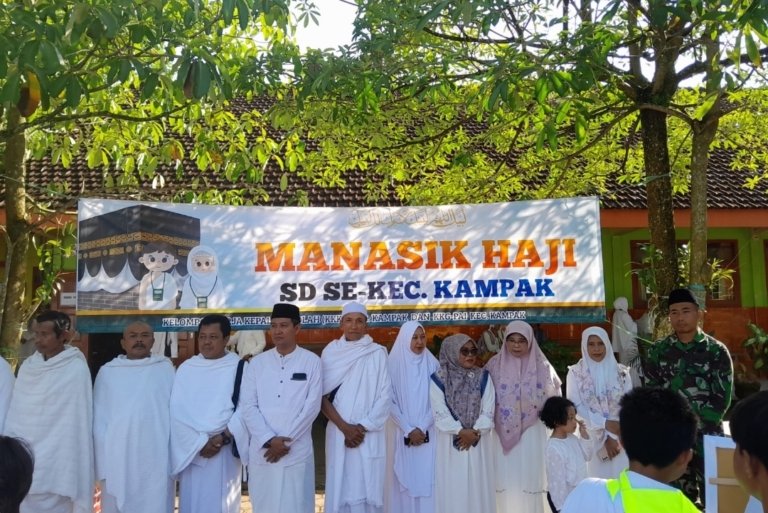 Belajar Haji Sejak Kecil, Babinsa Kampak Tanamkan Nilai Akhlak dan Kebersamaan