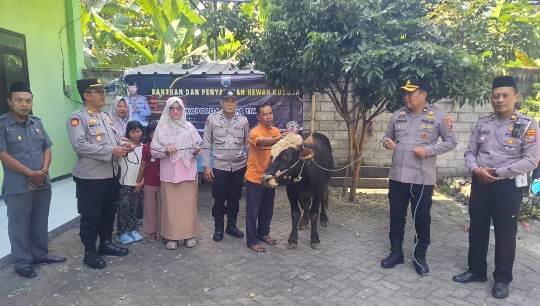 Kapolres Jombang Serahkan Sapi Kurban dari Kapolda Jatim untuk Dua Ponpes