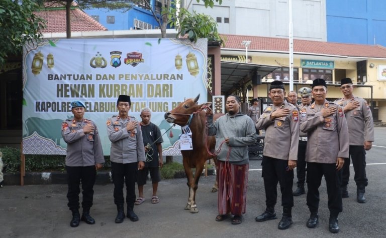Polres Pelabuhan Tanjung Perak Salurkan Hewan Kurban di Hari Raya Iduladha 1447 H.
