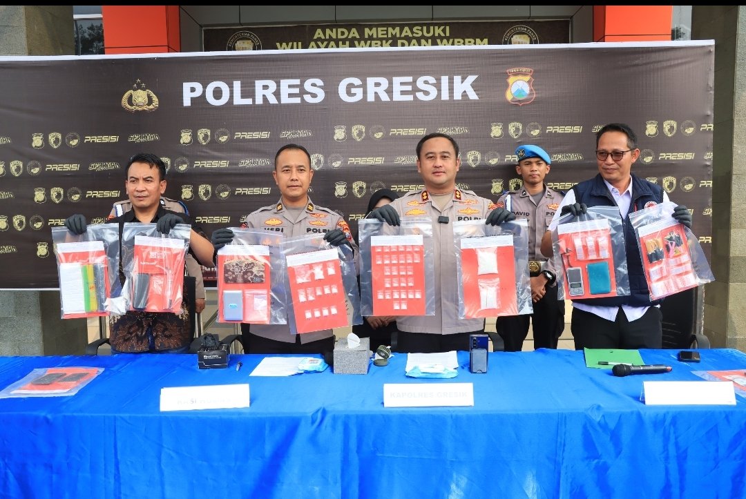Polres Gresik Bongkar Jaringan Narkoba Amankan 2 Tersangka Pengedar dan 209 Gram Sabu 1 Polres Gresik Bongkar Jaringan Narkoba Amankan 2 Tersangka Pengedar dan 209 Gram Sabu
