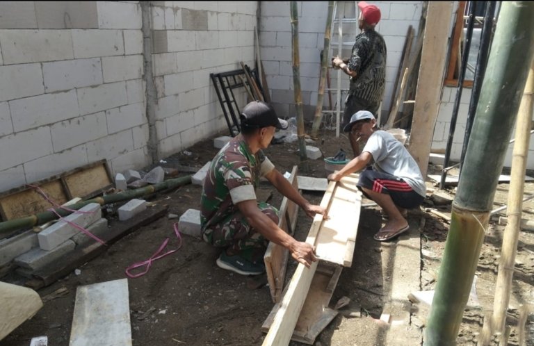Kepedulian TNI untuk Rakyat, Babinsa Tamanan Bantu Wujudkan Rumah Layak Huni